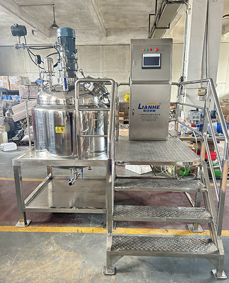 le mélangeur d'émulsifiant du vide 300L a adapté le réservoir aux besoins du client de mélange et de chauffage avec le débitmètre