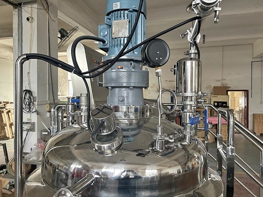 le mélangeur d'émulsifiant du vide 300L a adapté le réservoir aux besoins du client de mélange et de chauffage avec le débitmètre